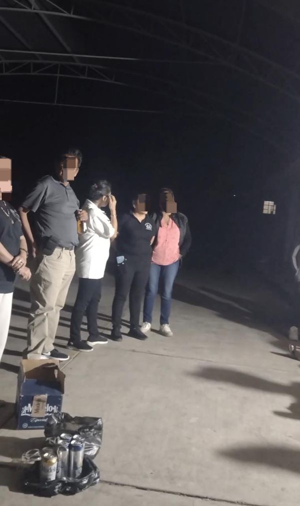 Encuentran a docentes ingiriendo bebidas en escuela