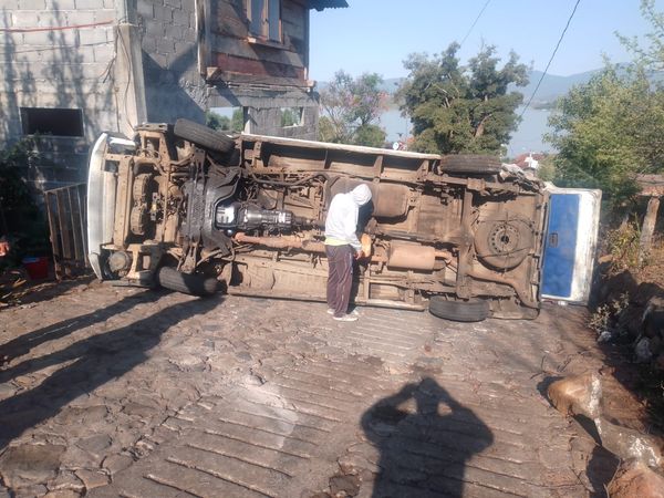 Combi se volcó con pasajeros a bordo