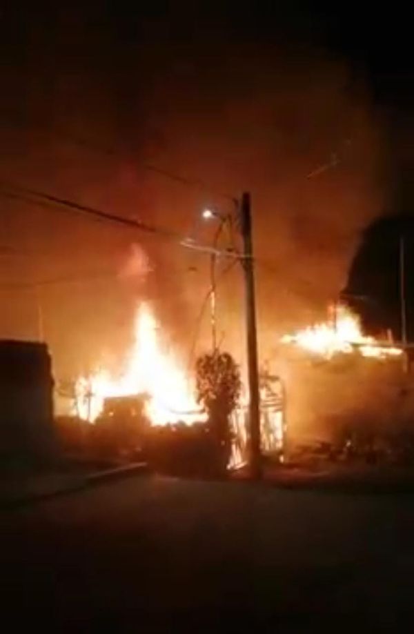 Incendio causa daños en tres domicilios de Uruapan