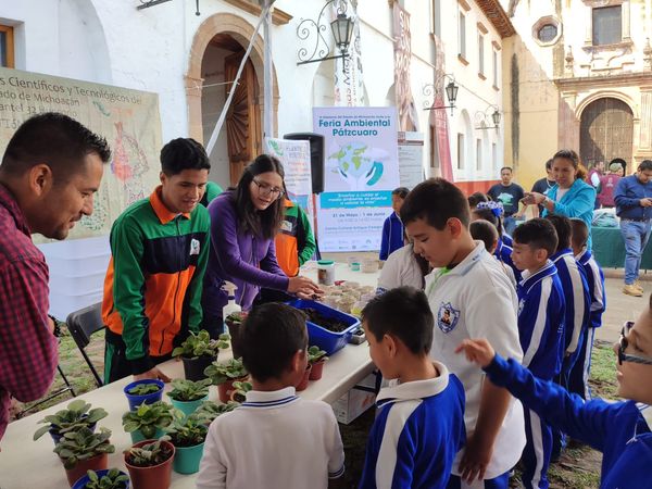 Más de mil estudiantes participan en Feria Ambiental de Pátzcuaro