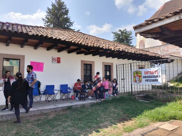 Trabajadores toman la Jurisdicción Sanitaria 4 de Pátzcuaro