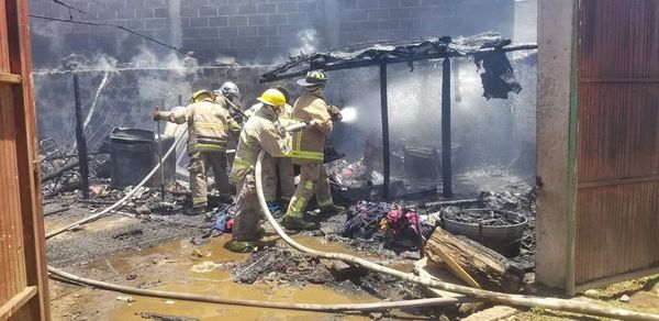 Incendio consume casa habitación en Pátzcuaro.