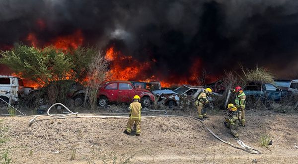 Atiende PC Estatal incendio en el corralón de la salida a Charo