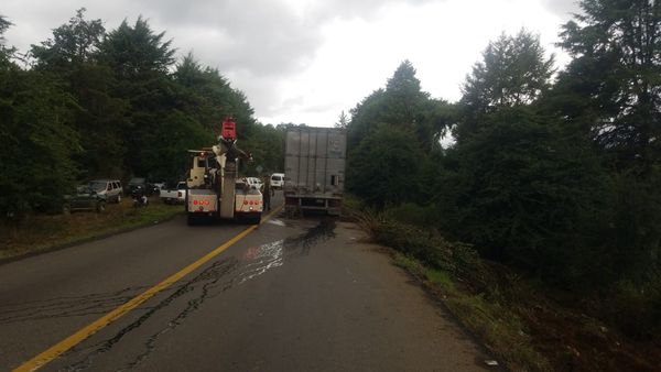 Tráiler se sale de la carretera