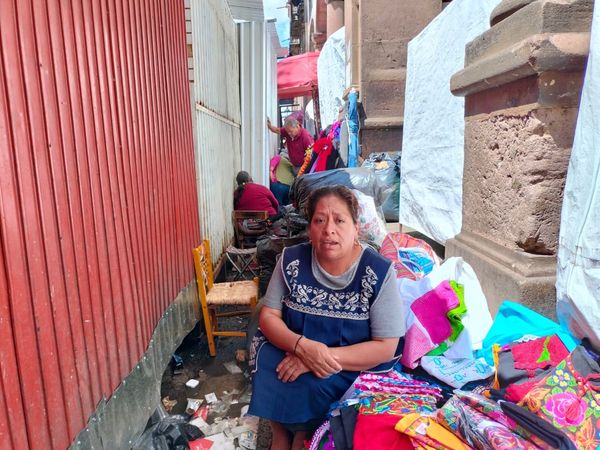 Escondidas las vendedoras de ropa típica