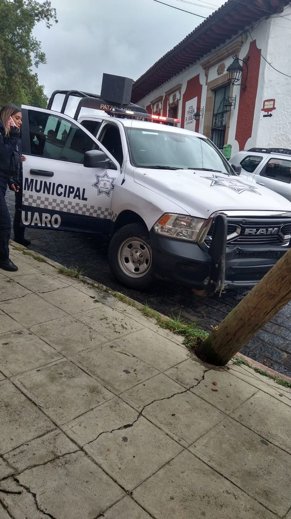 Choca patrulla de Pátzcuaro contra poste