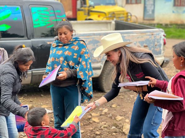 Diputada Samanta Flores en Santa Juana continúa haciendo equipo con las familias en este regreso a clases.