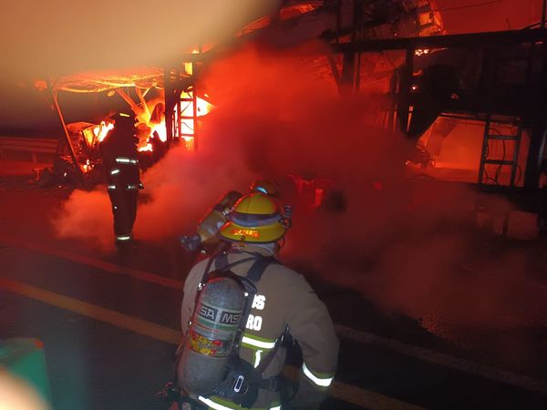 Tráiler nodriza se incendia y causa caos vial