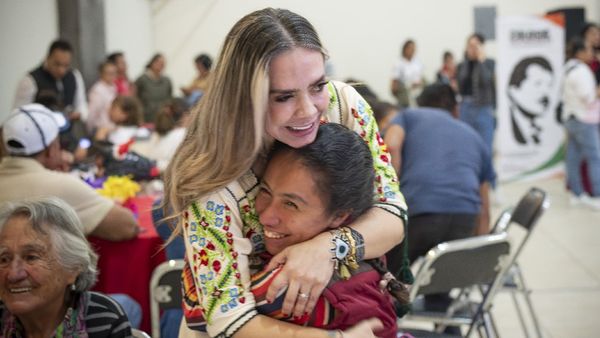 200 Mujeres Celebran la Patria y la Unidad en Noche Mexicana con Samanta Flores