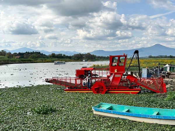 Llega maquinaría para la limpieza del Lago de Pátzcuaro