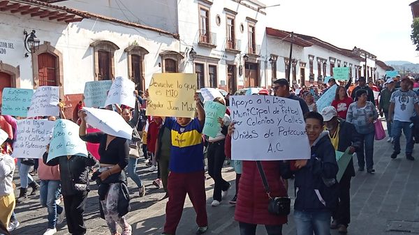 Tres las demandas sociales en la marcha anual de Colonias y Calles Unidas de Pátzcuaro