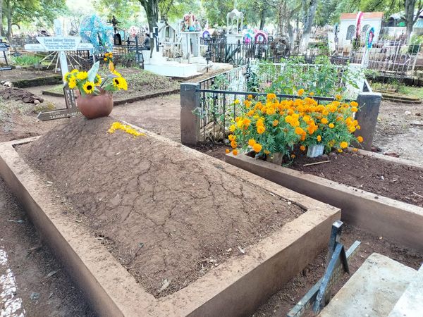 Con la limpieza de tumbas se preparan para la celebración de Noche de Ánimas en el Panteón de Tzintzuntzan