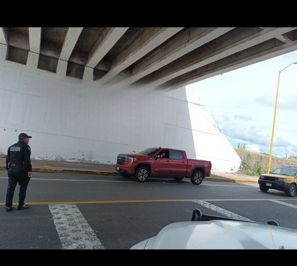 Asaltan a Presidente Municipal en Autopista Siglo XXI