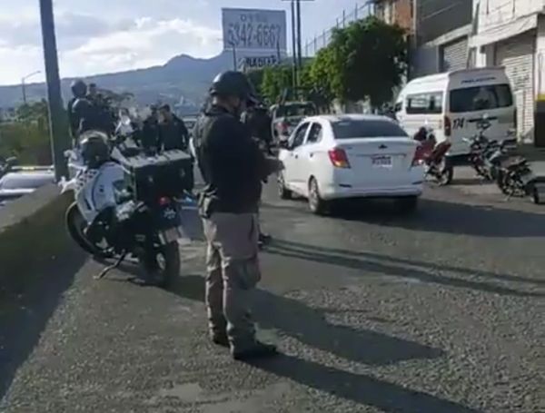 Pasajeros de un colectivo intentan linchar a tres presuntos asaltantes en el libramiento norte de Morelia, los delincuentes fueron arrestados