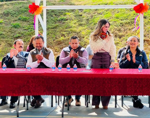 Inaugura Samanta Flores barda perimetral de escuela primaria  en San Pedro Pareo