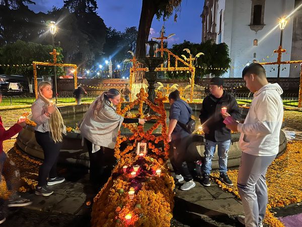 Inaugura Samanta Flores Altar Monumental en la Explanada de la Basílica