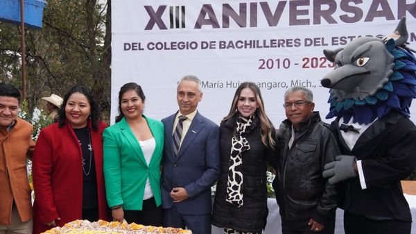 Samanta Flores presente como invitada especial en aniversario del COBAEM Huiramangaro