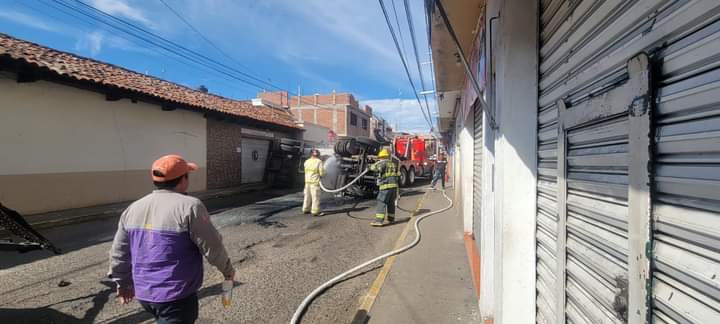 Pipa con gas LP volcó en zona urbana de Quiroga