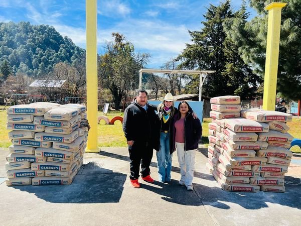 Escuelas de Santa Juana reciben cemento de parte de Samanta Flores