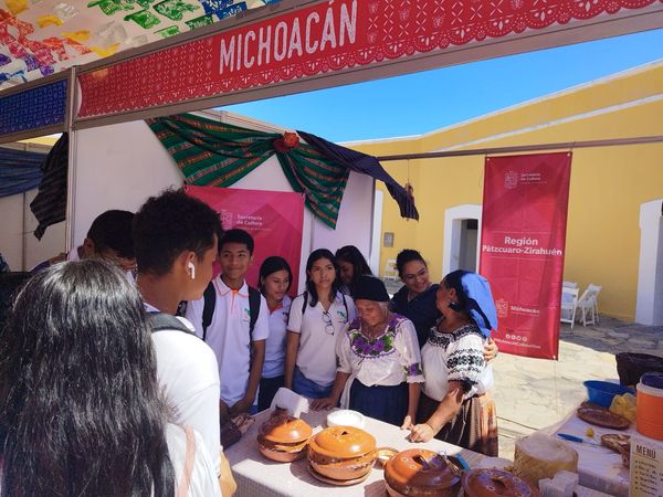 Cocineras tradicionales de Michoacán deleitan con su sazón a guerrerenses