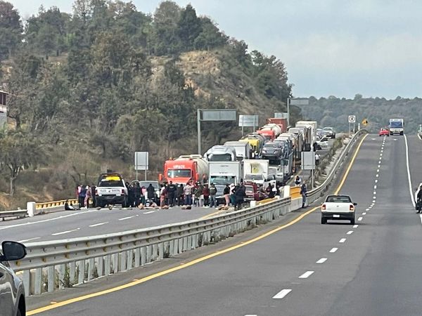 Por falta de agua, vecinos toman autopista