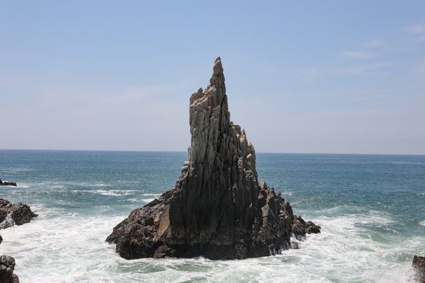 El “dedo de Dios” apunta al cielo desde esta playa de Michoacán