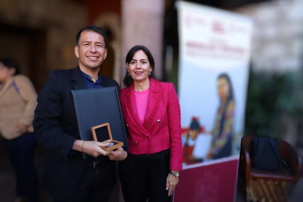 Maestro de Charapan es reconocido por rescate de tradiciones y cultura