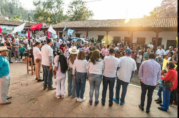 La fuerza de la población patzcuarense se hace sentir a favor de la candidata Samanta Flores Adame.