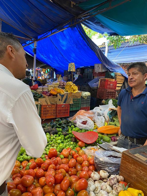 Aleksei Tentory de MC escucha y apoya a los comerciantes de Pátzcuaro