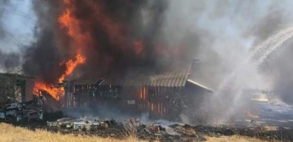 Incendio de pastizal afectó a un corralón