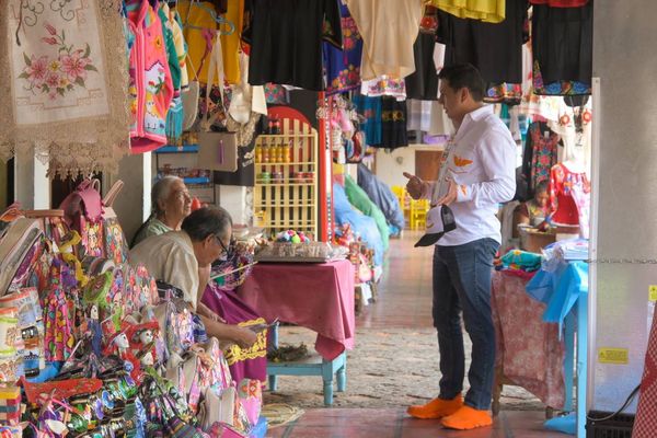 Oscar Escobar presenta propuestas a comerciantes del Muelle de San Pedrito