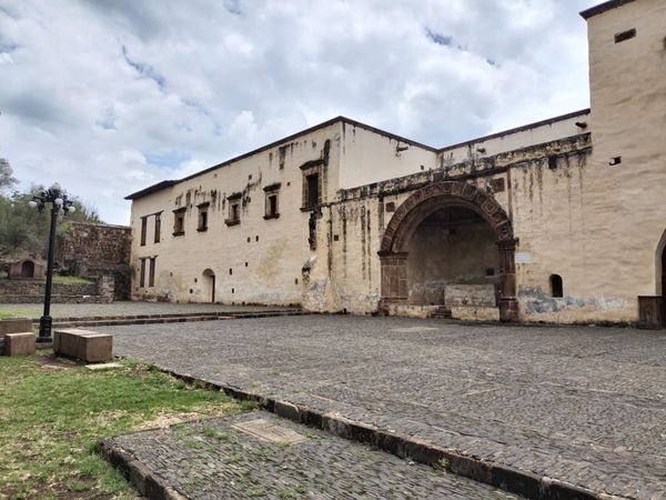 Dividida la comunidad en Tzintzuntzan por custodia del convento