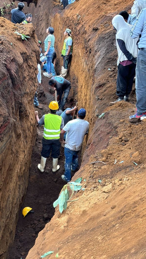 Albañiles quedan sepultados  en derrumbe