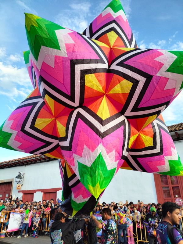 De colores se pintó el cielo de Pátzcuaro