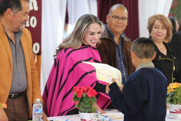 Samanta Flores, madrina de lujo de la Telesecundaria en Tzurumutaro