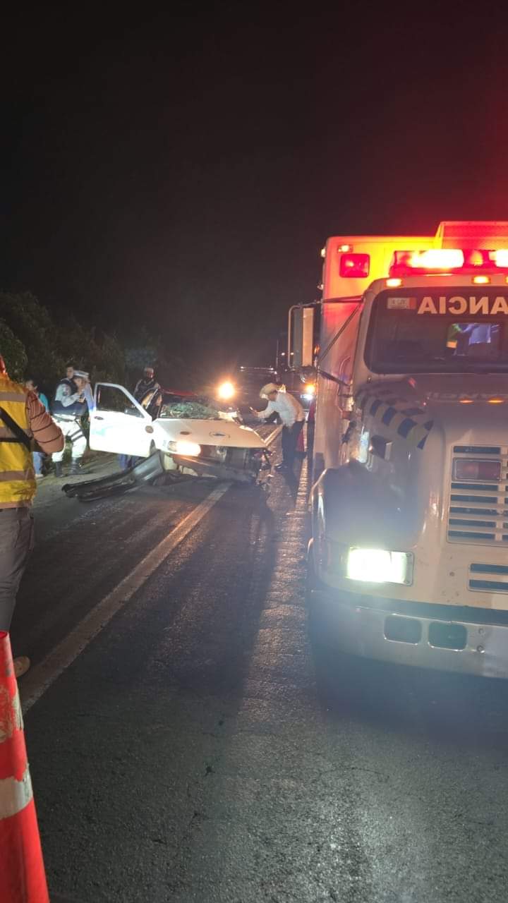 Choca tráiler contra un taxi; hay tres heridos graves