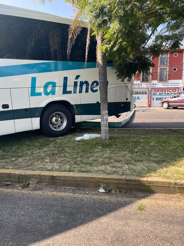 Autobús sin frenos ocasiona daños materiales