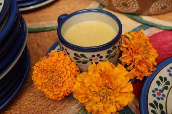 Atole de cempasúchil, tradición de muertos que disfrutan los vivos en Michoacán