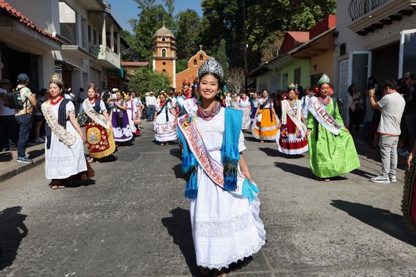 Con desfile inició Tianguis Artesanal de Uruapan