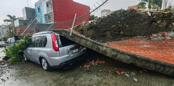 Barda cae sobre vehículos