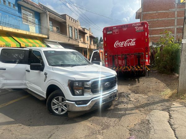 Se enfrentan civiles y policías en Quiroga