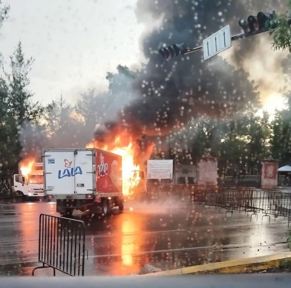 Comuneros de Arantepacua prenden fuego a dos camiones en Morelia