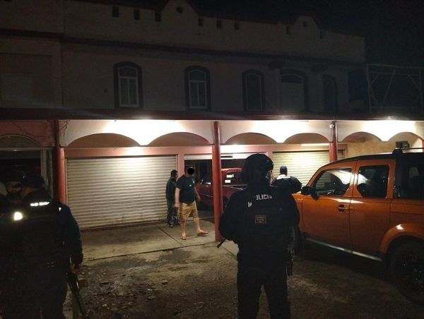 Balean e incendian casa en Huecorio