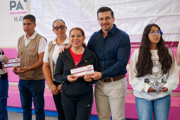 La justicia social avanza con la 4T: Toño Mendoza acompaña entrega de becas a jóvenes en Pátzcuaro
