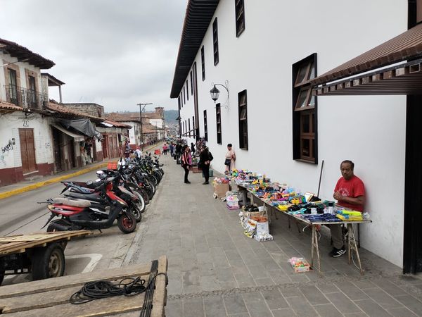 Comerciantes se salen a las calles a vender