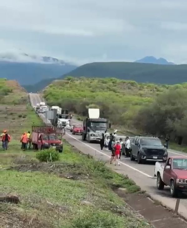 Abandonan dos cuerpos sin vida con huellas de violencia en la Autopista Siglo XXI
