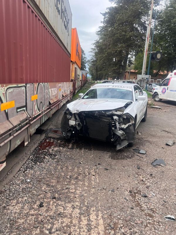 Patrulla de la GN se impacta contra el tren