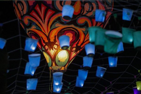 Cielo de Paracho se llena de color con clausura del festival de globos de Cantoya