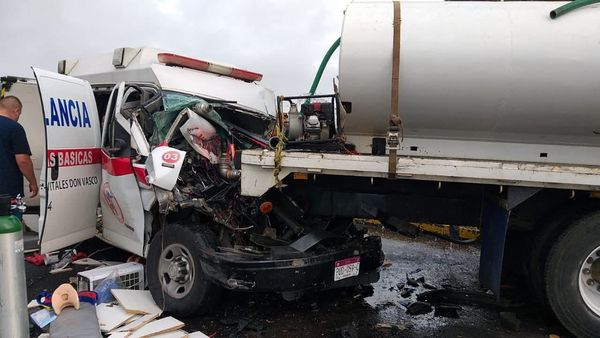 ambulancia choca contra una pipa, hubo fallecidos