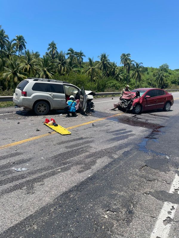 Choque de frente entre dos vehículos deja un muerto y dos heridos